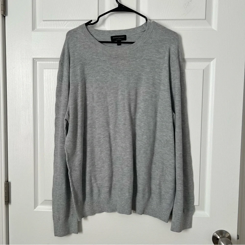 Banana Republic Men's Light Gray Crewneck Sweater